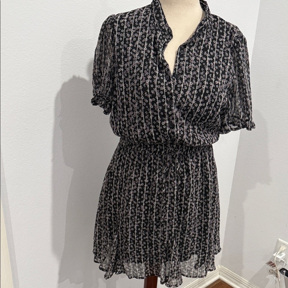 👗 Black Floral Short Sleeve Mini Dress